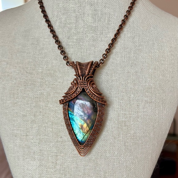 Stunning Labradorite and Copper Weave Pendant - Picture 3 of 5